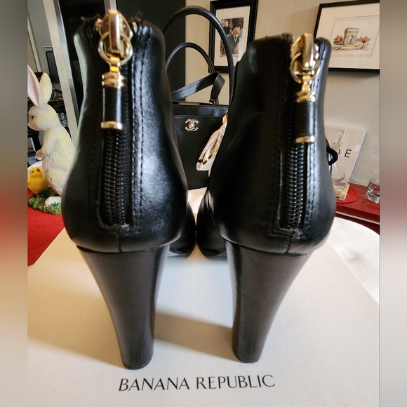 Banana Republic 3 3/4 High Heel Black Booties Sz 7.5 - Picture 1 of 6